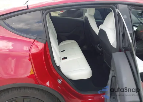 2024 Tesla Model Y Long Range Dual Motor All-Wheel Drive z USA, uszkodzony, nr VIN 7SAYGDEE5RA327888